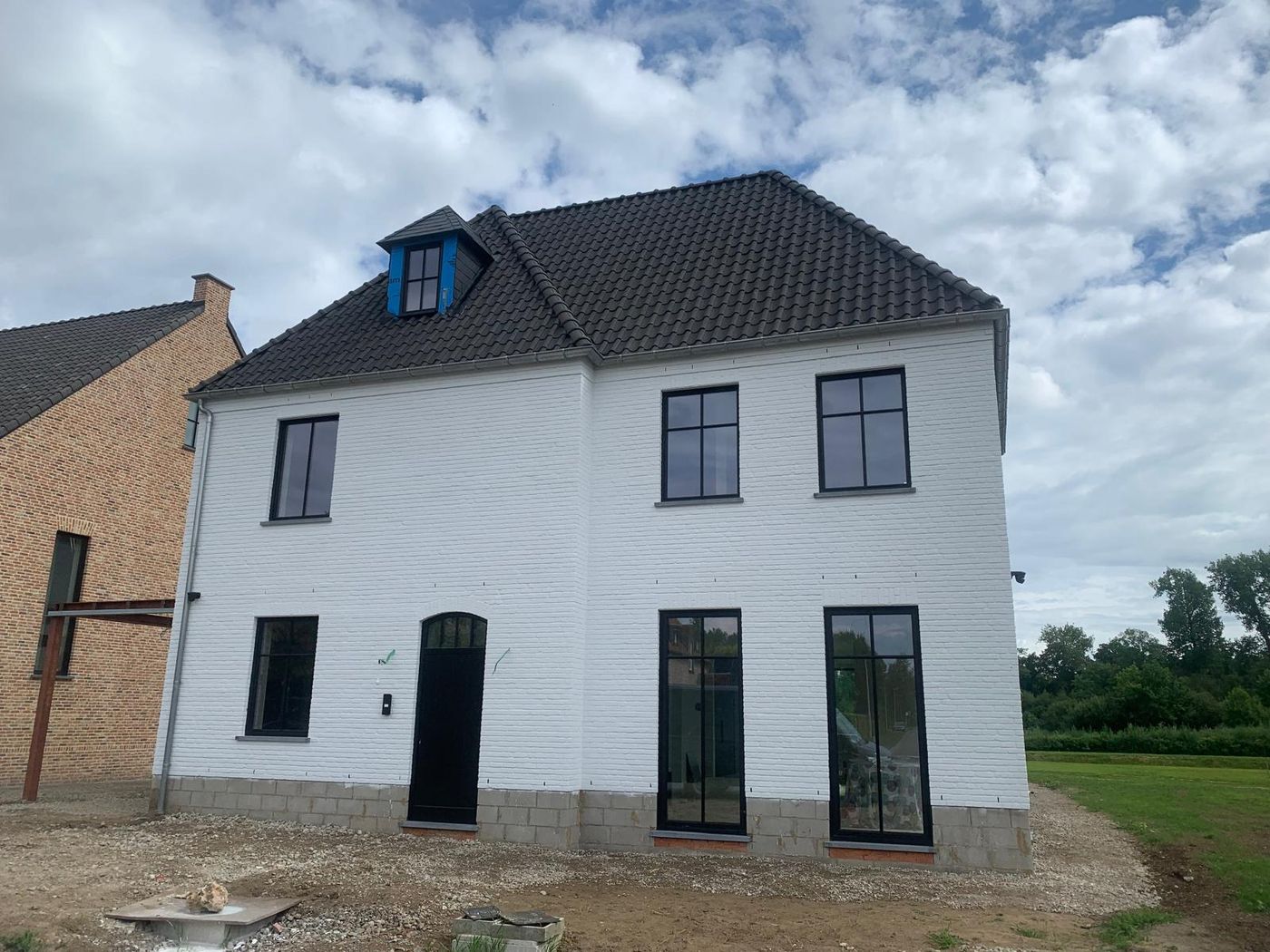 Na - witte gevel